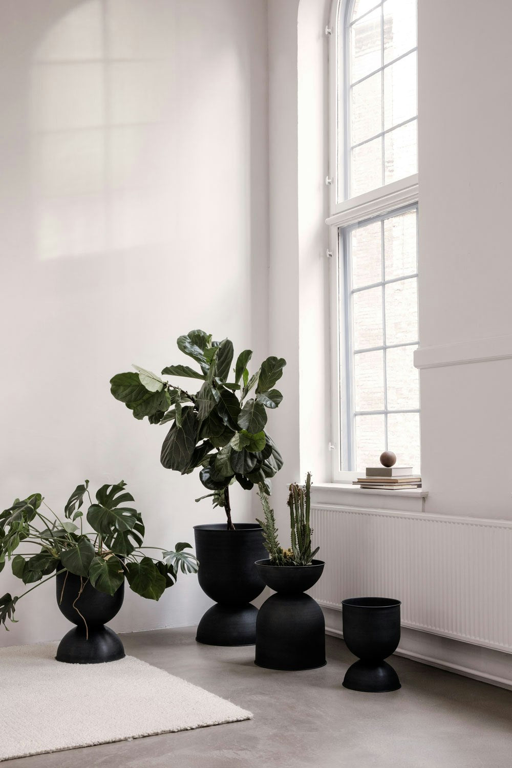 Ferm LIVING Hourglass Pot Large, Black/Dark Grey
