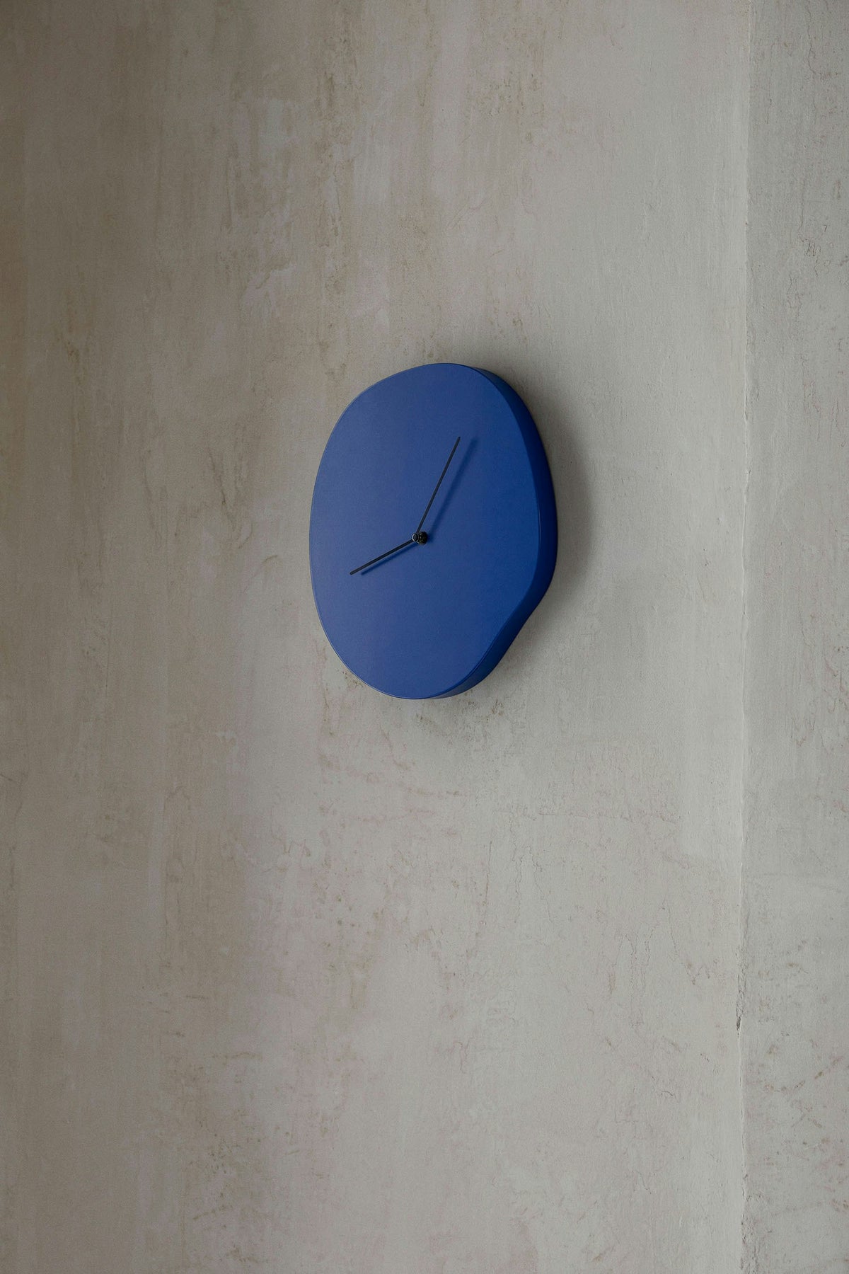 Ferm LIVING Melt Wanduhr, Blau